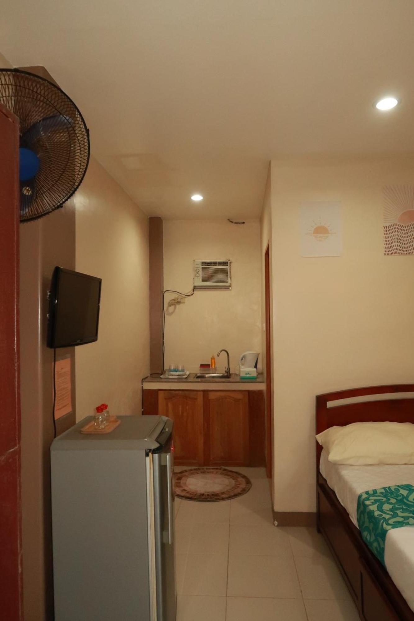 Jo-Cris Apartelle Lapu-Lapu City Exterior photo